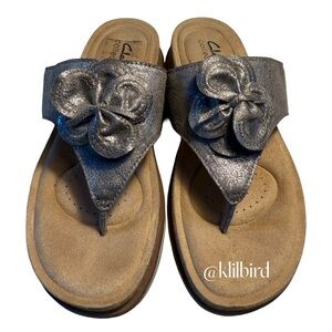 Clarks Silver Flower Thong Sandals Size 7 Fit Like 6.5 Comfy Summer Shoes